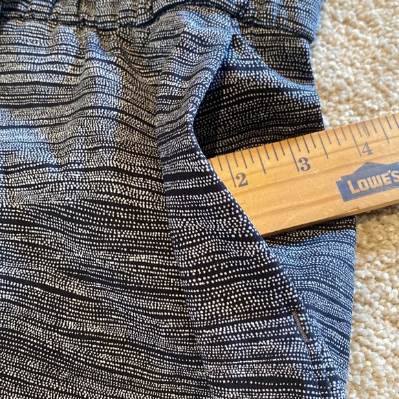 Lululemon Shorts Womens 2 Gray On The Fly MR Drawstring Waist Striped Workout - Picture 6 of 9